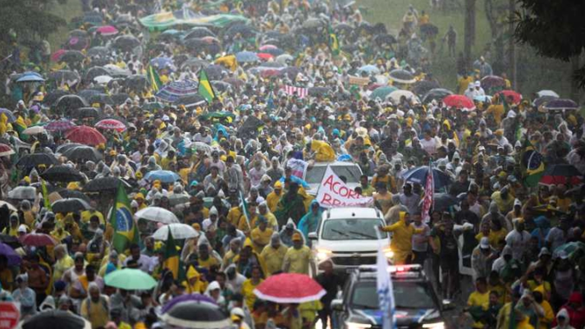 Fulgerul a lovit în timpul unui miting organizat pentru fostul președinte Jair Bolsonaro, în Brazilia. Zeci de oameni au ajuns la spital. Momentul a fost filmat