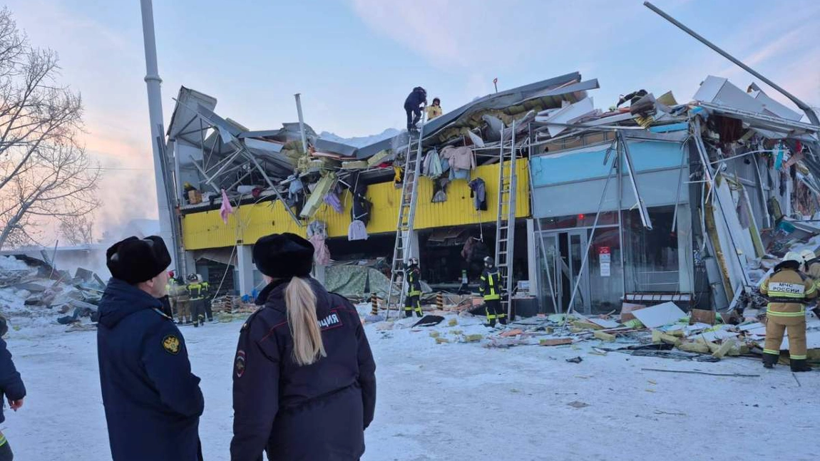 Tragedie în plină iarnă: Mall prăbușit sub zăpadă – o victimă confirmată