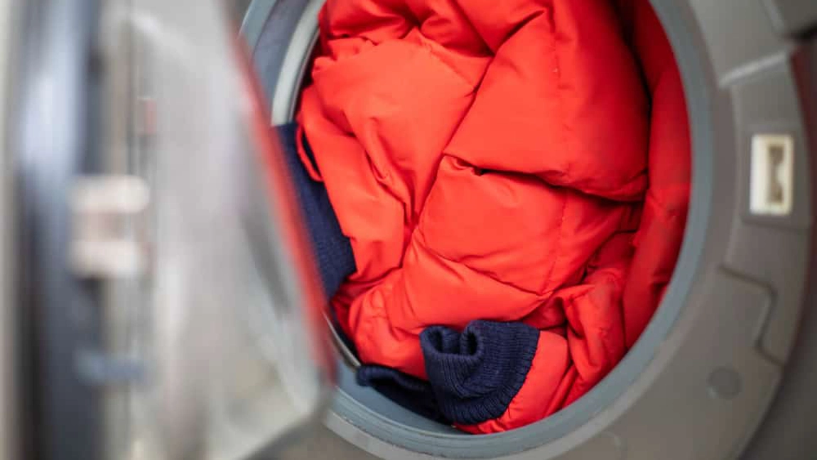 Cu ce se curăță geaca de fâș? Soluții simple care ajută fără să deterioreze materialul