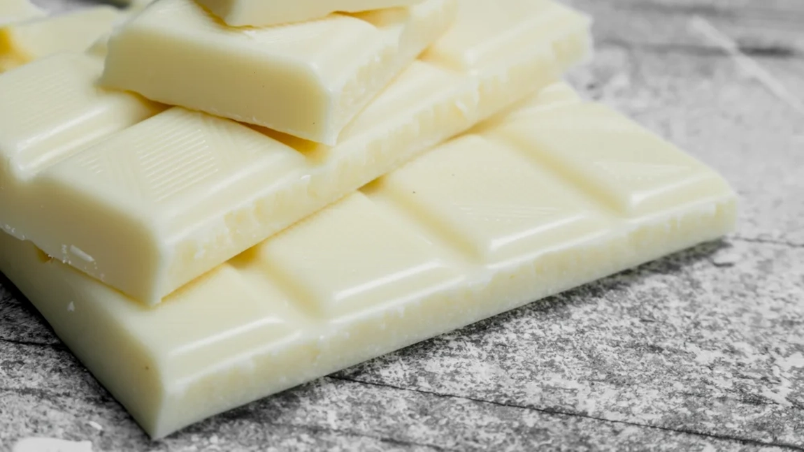 Rețetă de glazură de ciocolată albă cu frișcă. Află cum o prepari!