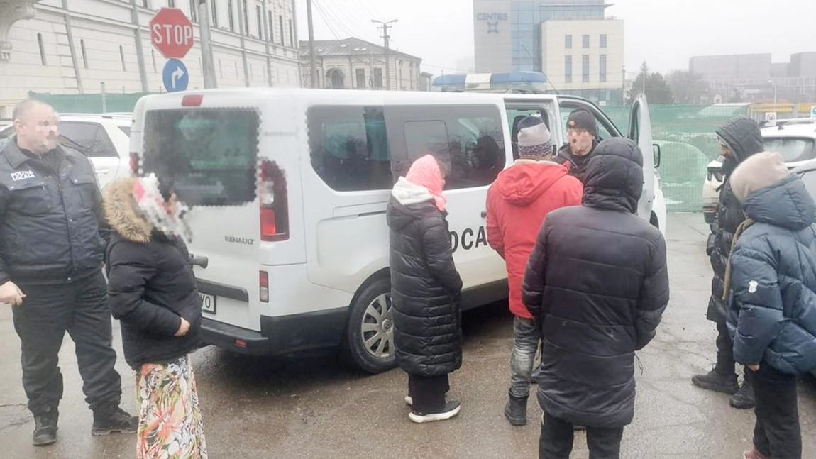 Un grup de cerșetori a pus stăpânire pe parcarea din spatele Mitropoliei. Ieșenii plătesc taxă pentru a nu-și găsi mașinile zgâriate