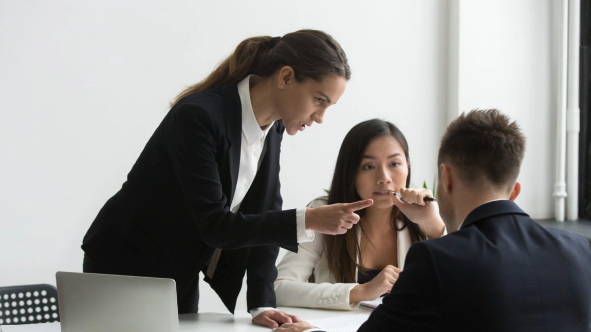 Hărțuirea la locul de muncă, un fenomen tot mai des întâlnit! Ce poți face legal pentru a te proteja