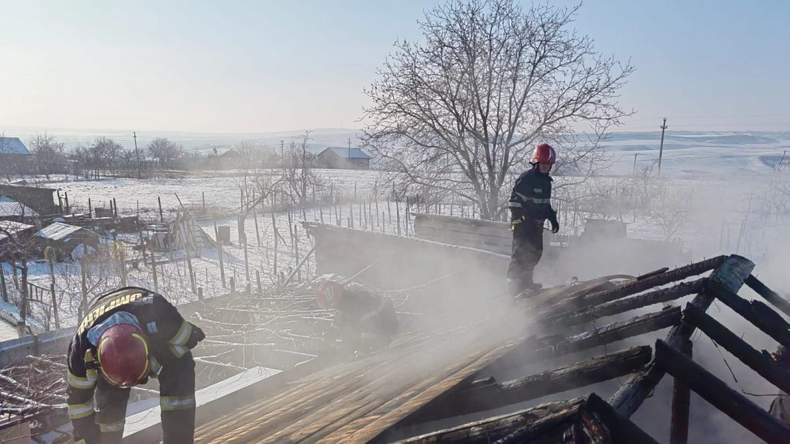 Incendiu în comuna Balș. O casă a fost cuprinsă de flăcări