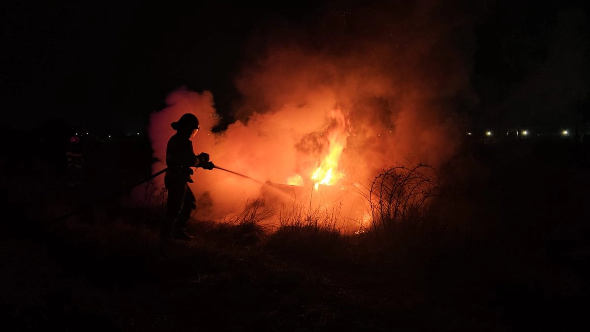Incendiu la un autoturism în municipiul Iași! Pompierii au intervenit rapid