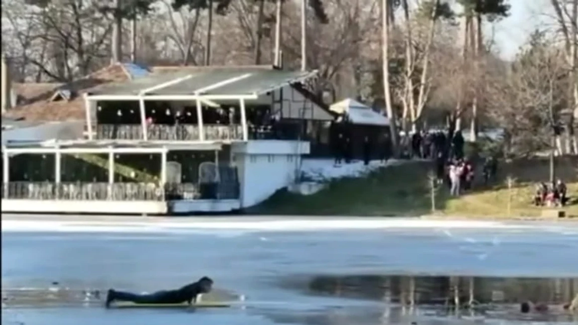 Momente de panică în Craiova. O fetiță a căzut într-un lac înghețat, iar un nepalez a salvat-o