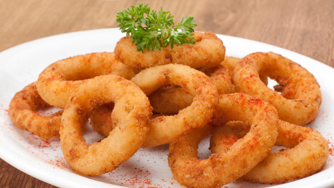 Inele de ceapă – Rețetă delicioasă, crocantă și simplu de făcut!