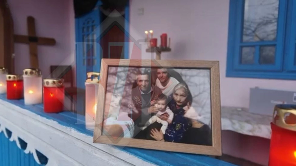 Mirabela Grădinaru, concubina lui Nicușor Dan, la înmormântarea bunicii sale în Zăpodeni