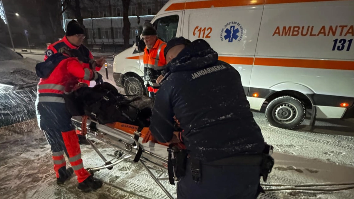 Intervenție salvatoare în trafic: jandarmii ieșeni au acordat primul ajutor unei femei căzute pe carosabil