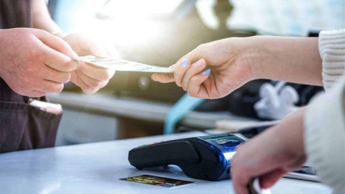 Care este limita la plățile cash? Cât vor mai putea plăti românii cu numerar