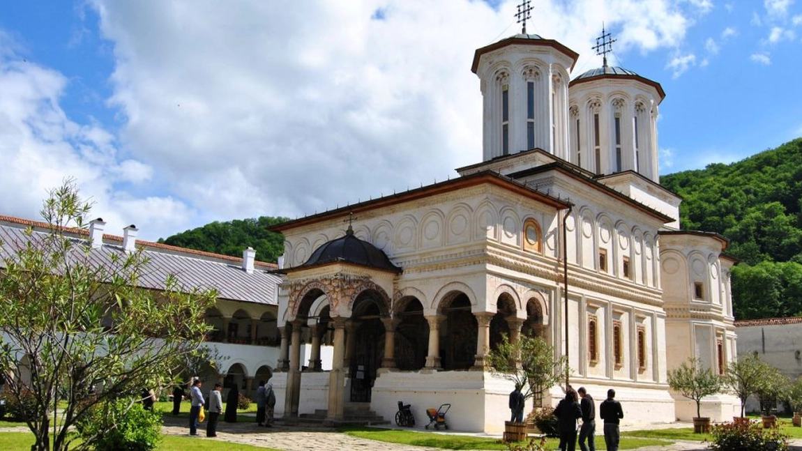 De ce merită vizitată Mănăstirea Hurezi? Iată cât de deosebită este și de ce credincioșii aleg acest loc!