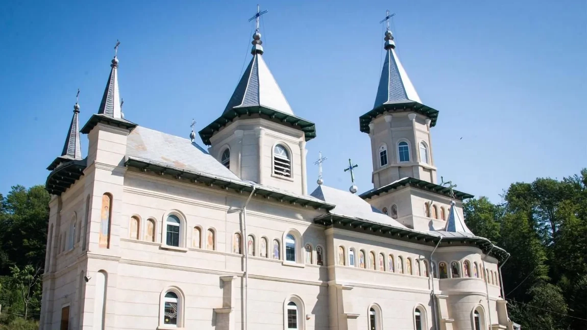 De ce merită văzută Mănăstirea Nechit? În acest loc vin pelerini din toată țara și din străinătate!