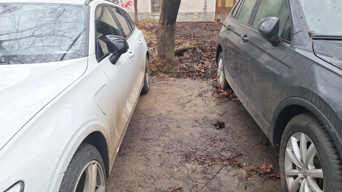 Mizeria de pe străzile din Iași a apărut din cauza șoferilor care își parchează mașinile în noroi și pe spațiile verzi dintre blocuri