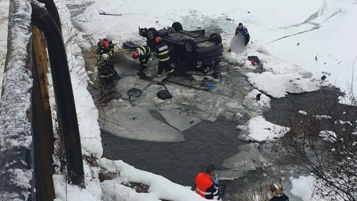 Accident la Vatra Dornei! Autoturism cu doi adulți și cinci copii, răsturnat în râul Bistrița