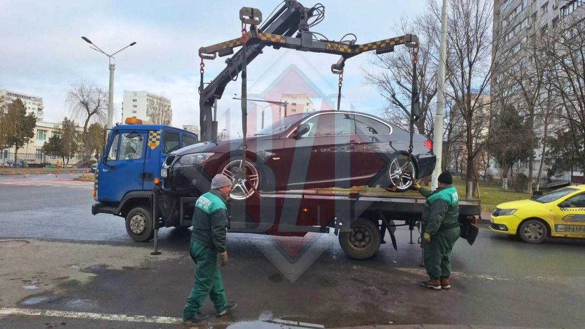 Poliţiştii locali din Iași ridică mașini în cartierul Cantemir. Un șofer din Suceava a fost amendat pentru a treia oară după ce și-a parcat BMW-ul - VIDEO