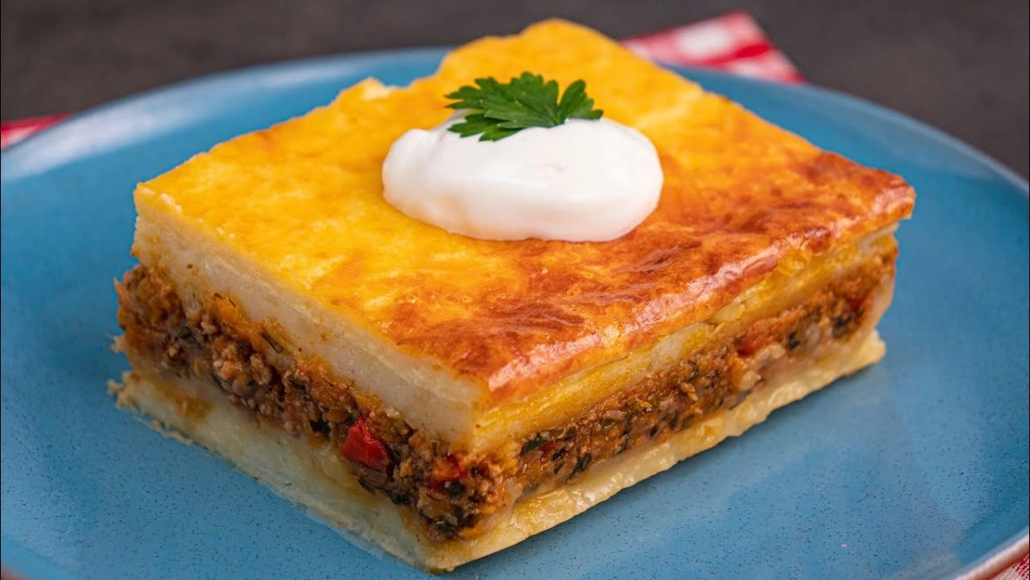 Musaca de cartofi piure cu carne tocată – Rețetă clasică, delicioasă și sățioasă, pentru toată familia