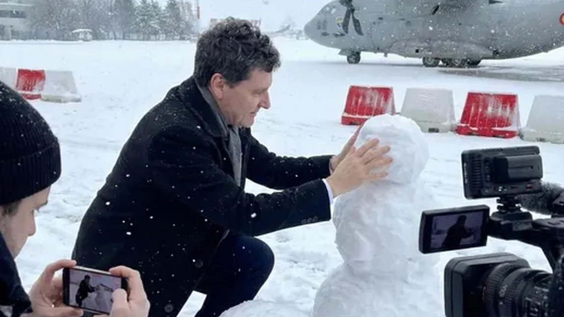Nicușor Dan, blocat la Paris din cauza ninsorilor. Reacții ironice pe rețelele de socializare