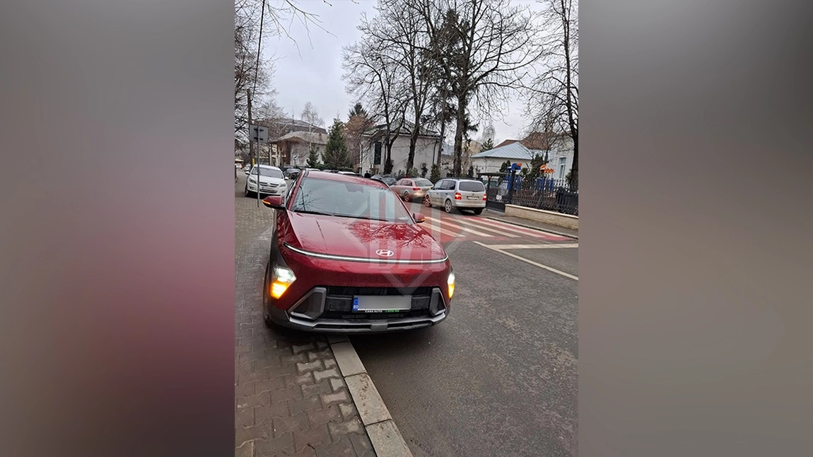 Pietonii obligați să meargă pe carosabil din cauza mașinilor parcate pe trotuar, pe strada Sfântul Sava