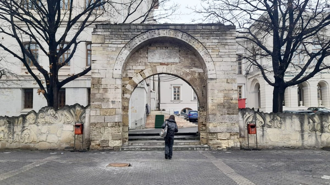 „Poarta Nădejdii” – arcada aducătoare de noroc de la Universitatea de Medicină și Farmacie „Grigore T. Popa”. Structura arhitecturală este un simbol al începuturilor învățământului universitar ieșean