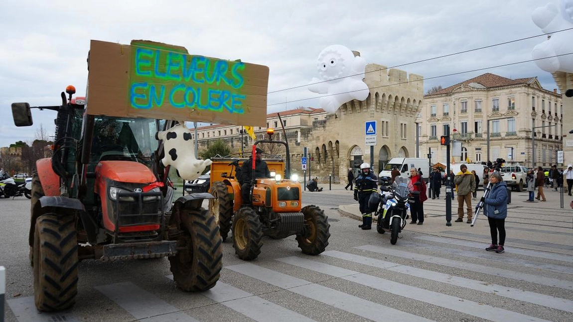Fermierii francezi blochează Parisul în semn de protest împotriva acordului UE-Mercosur