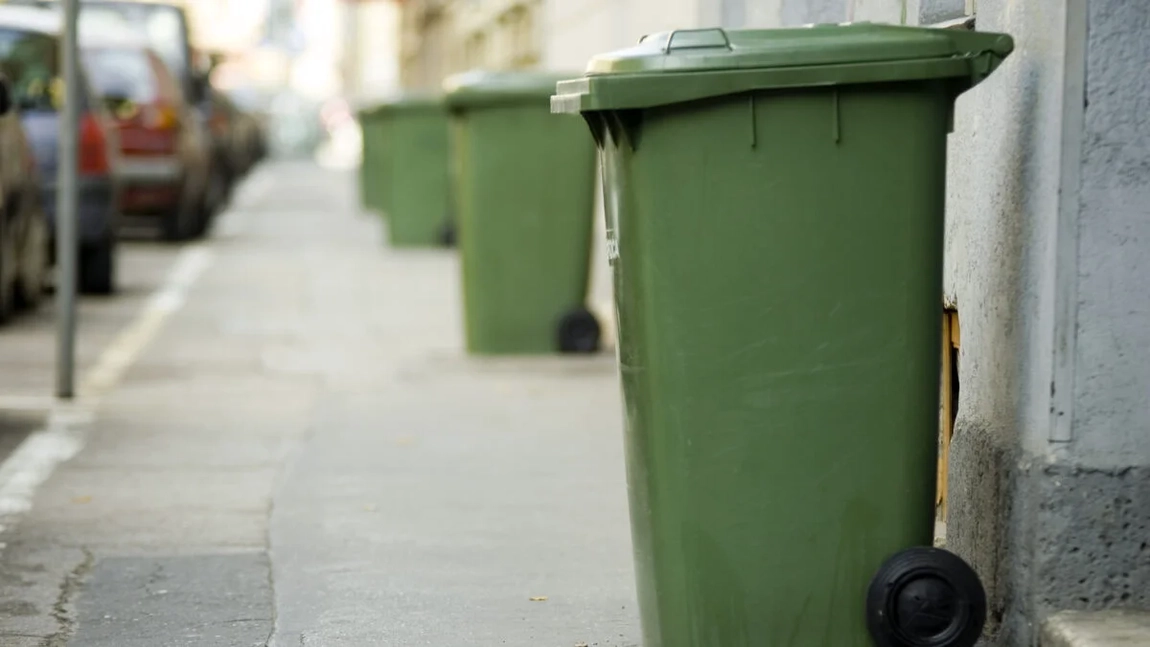 Se schimbă regulile la gunoi în 2026! Românii care trebuie să plătească 1.000 de lei pe an! 