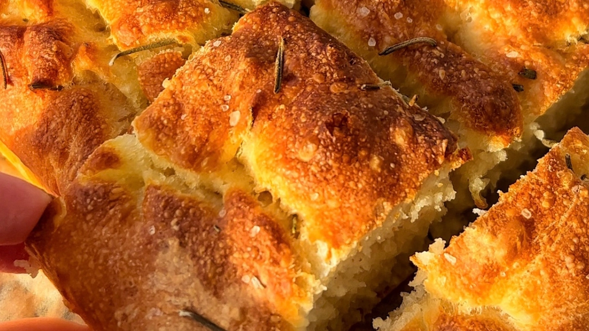 Rețeta pentru o focaccia rapidă și delicioasă – O faci fără să aștepți ore sau o zi întreagă pentru dospire!
