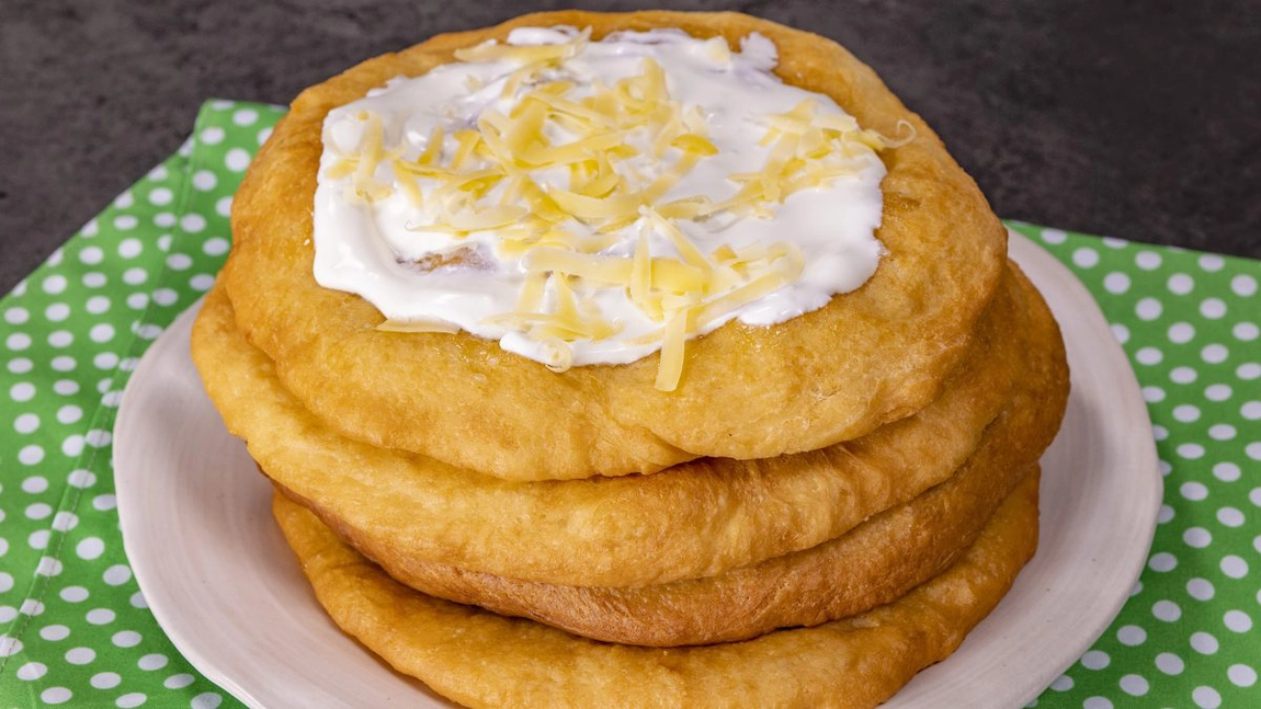 Rețeta pentru langoși simpli, dar delicioși! Iată care este secretul unui gust inconfundabil!