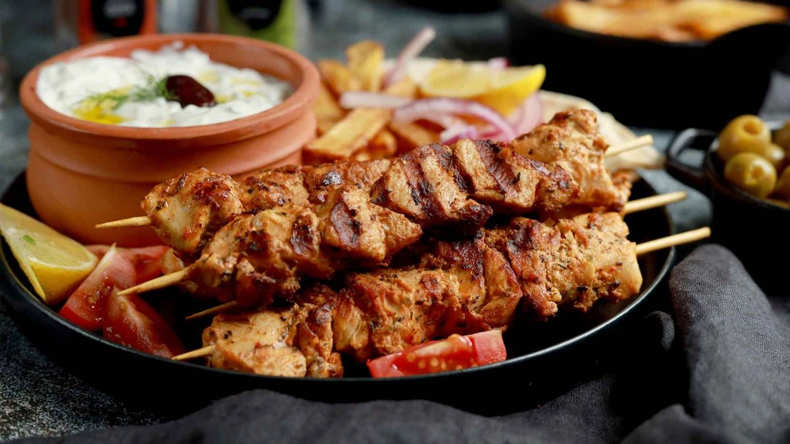 Rețeta pentru un souvlaki de pui delicios – Preparat cu un gust grecesc autentic, simplu de făcut acasă!