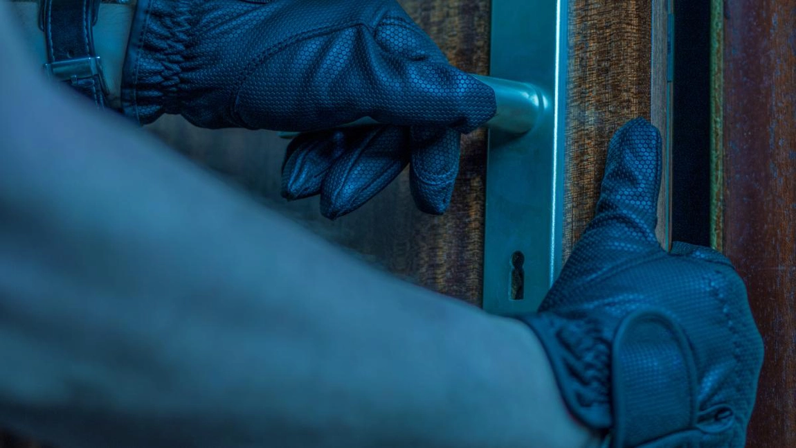 Revelion „fierbinte” la Suceava! Un bărbat a încercat să spargă un sex-shop cu un topor! 