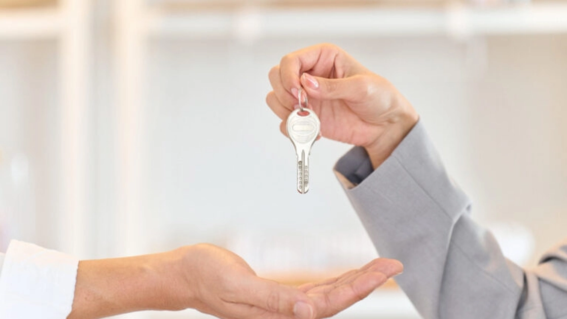 Românii, sufocați de chiriile tot mai mari. Zonele cele mai scumpe din București și din țară