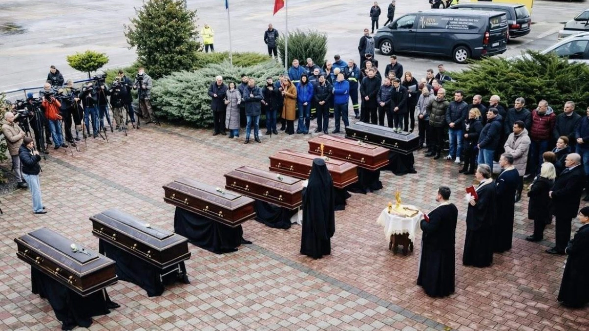 Scene sfâșietoare la aeroportul din Timișoara: trupurile suporterilor decedați în accidentul de pe DN6, repatriate în Grecia