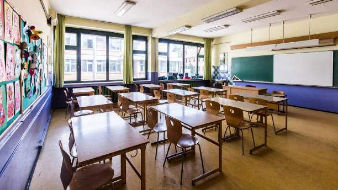 Elev de 13 ani s-a aruncat de la etajul școlii după ce a primit o notă proastă. Care este starea lui