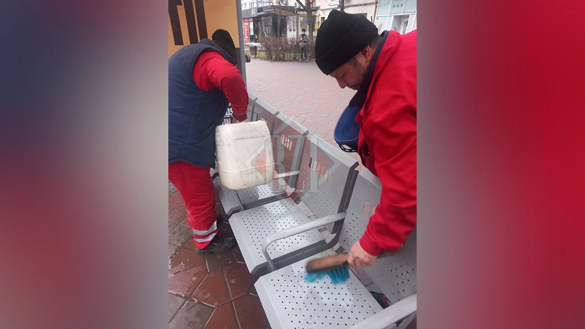 Primăria Iași a început curățarea scaunelor din stațiile de transport public, după sesizarea BZI