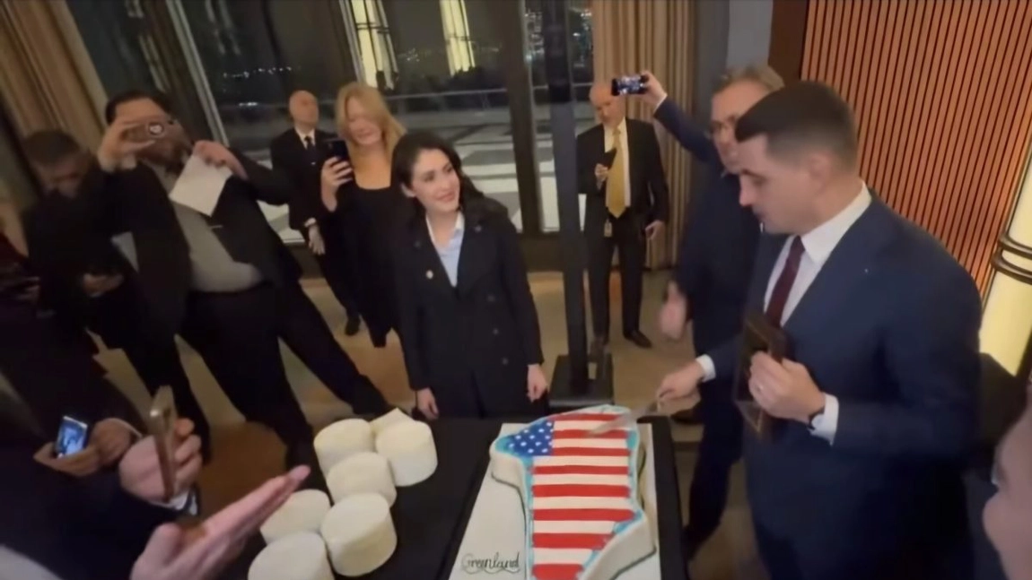 George Simion a tăiat un tort în forma Groenlandei cu drapelul SUA pe el. Imagini virale pe canalele oficialilor americani