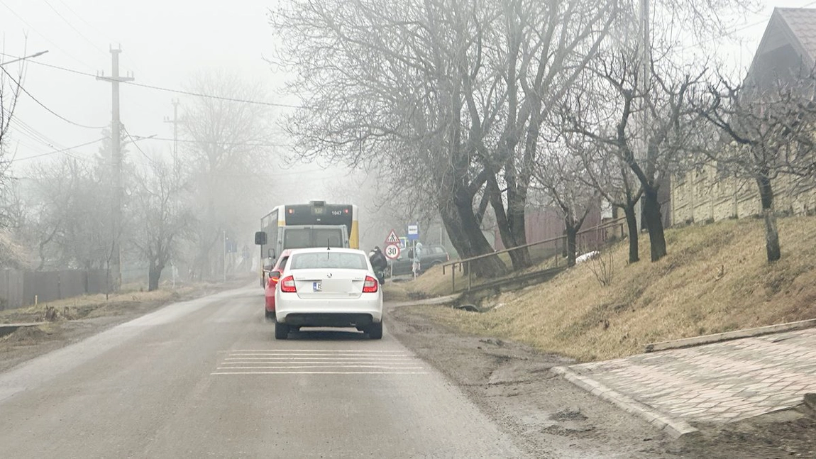 Stațiile de transport în comun din zona metropolitană sunt neautorizate. Primăriile trebuie să investească în amenajarea de noi trotuare și treceri de pietoni