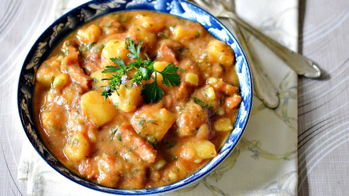 Tocăniță de cartofi cu pulpă afumată. Preparatul care uimește prin gust și care ne duce cu gândul la copilărie!