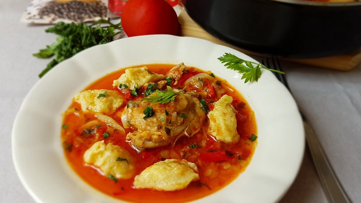 Tocăniță de pui cu găluște – Rețetă tradițională, simplă și delicioasă, de încercat măcar o dată