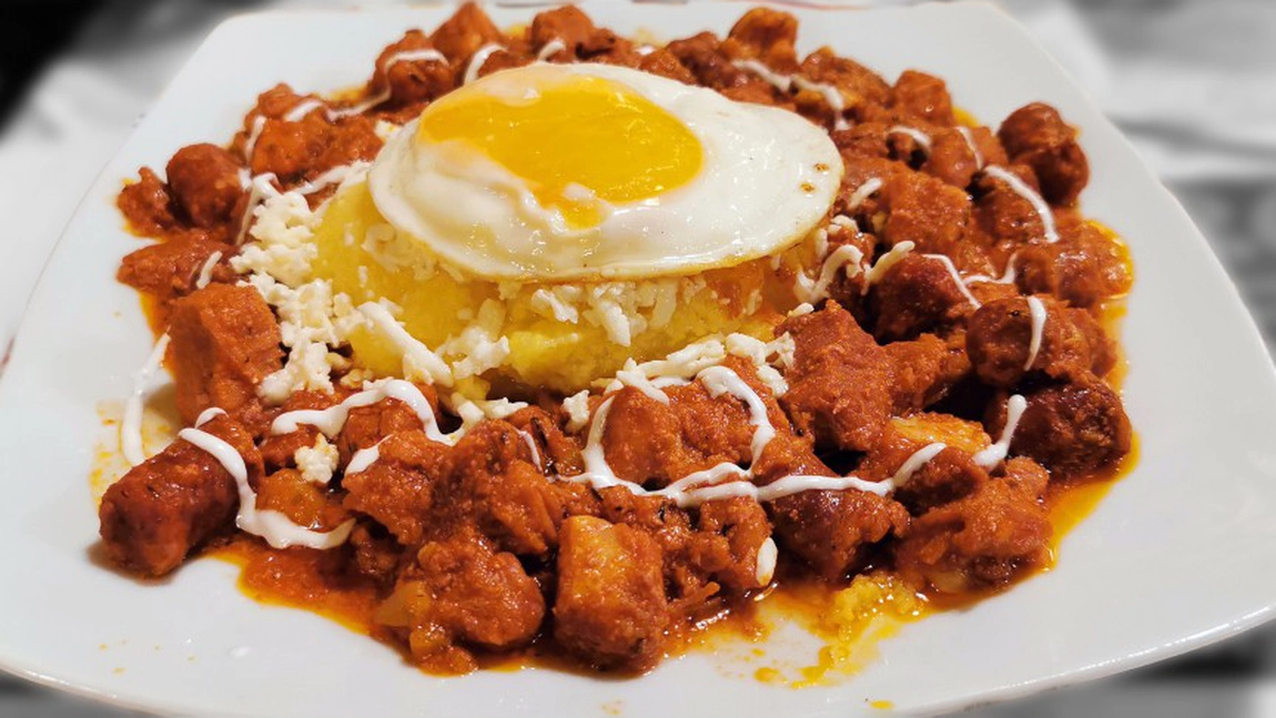 Tochitură dobrogeană cu carne de porc și cârnați. Află rețeta preparatului care păstrează tradiția și gustul autentic!