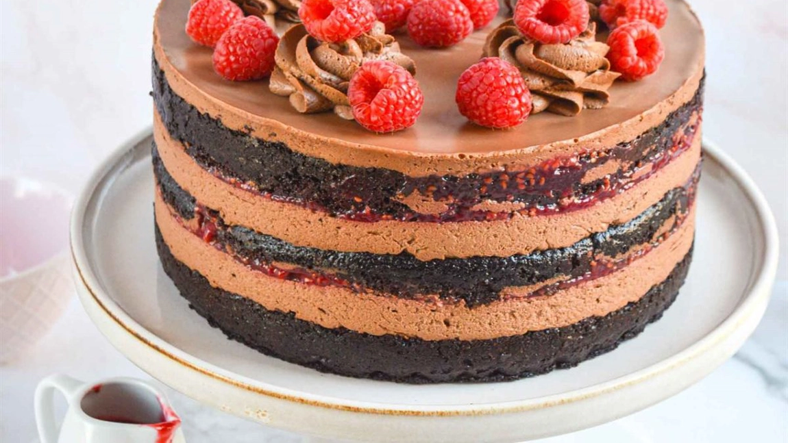Tort de ciocolată cu fructe de pădure și mascarpone – Rețetă delicioasă, ideală pentru aniversări sau momente speciale