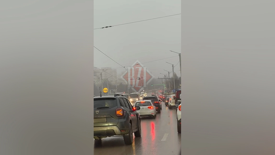 Ceața a paralizat traficul în municipiul Iași. Se circulă bară la bară, în cozi de kilometri - VIDEO