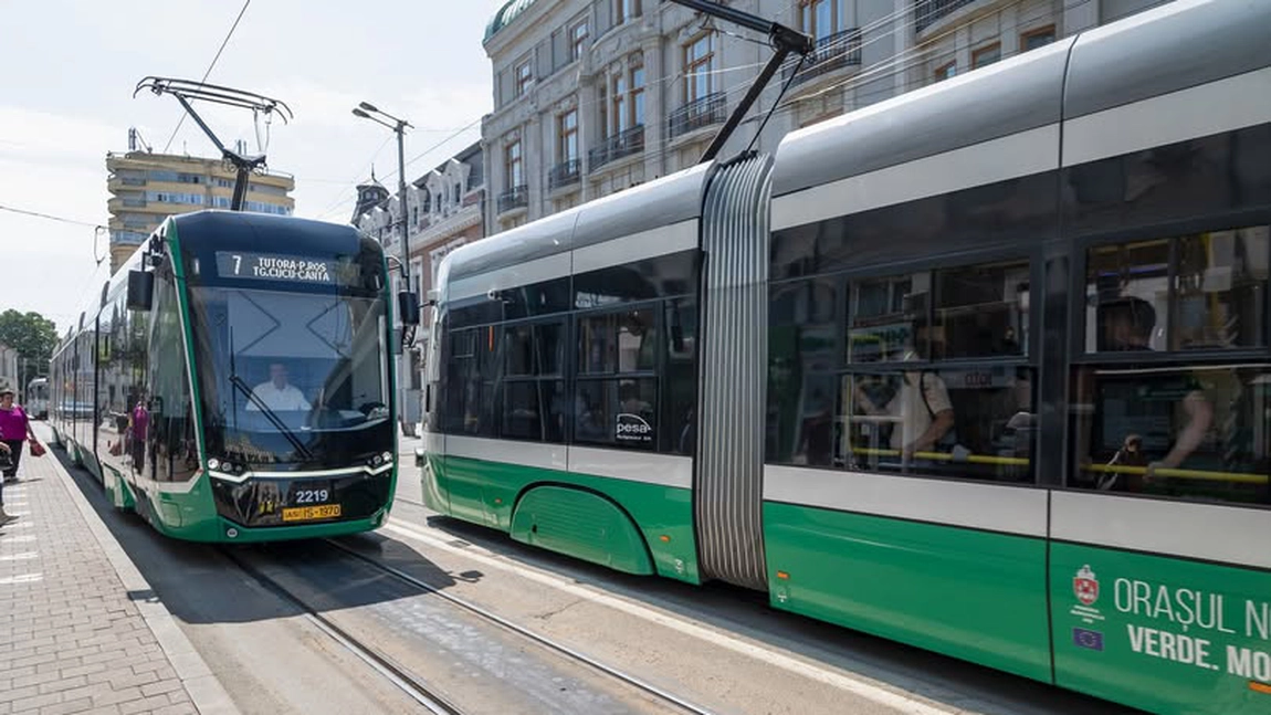 Incident la Iași! Două eleve au fost obligate să coboare din tramvai din cauza planșelor școlare