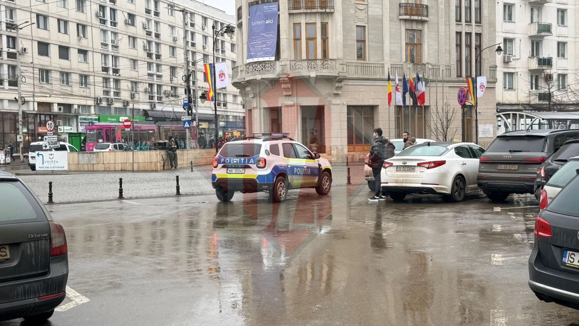 Pietoni prinși traversând neregulamentar în Piața Unirii, sancționați de polițiștii rutieri - VIDEO
