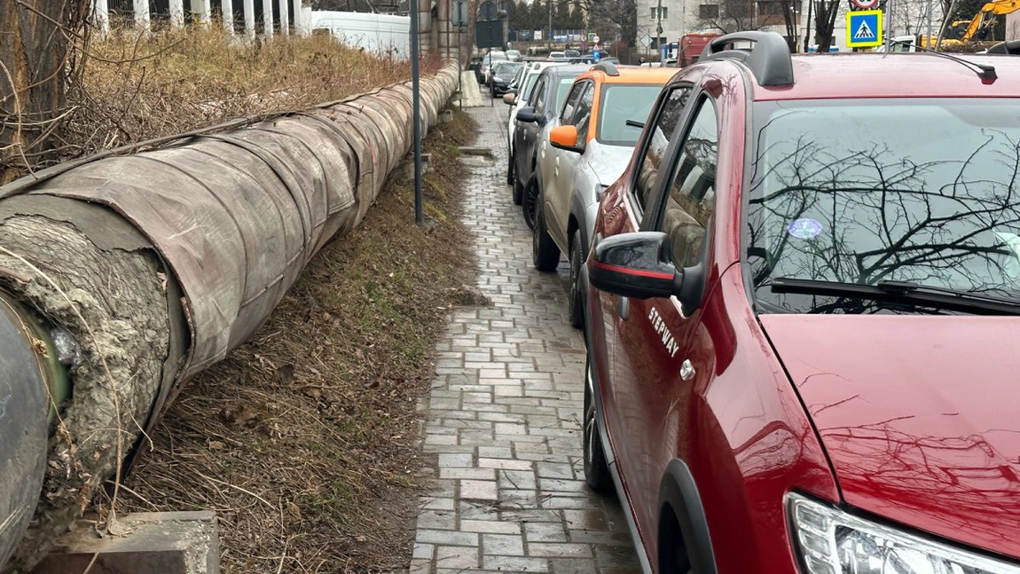 Trotuarul unei străzi din Iași a devenit parcare pentru mașini. Șoferii profită de un indicator rutier, lăsând pentru pietoni doar câțiva centimetri