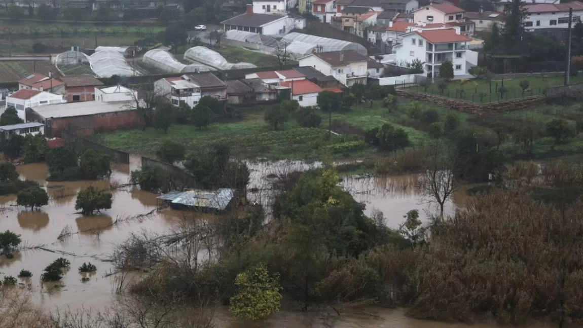 Sunt cel puțin 15 morți și mulți răniți, evacuarea a început în Portugalia