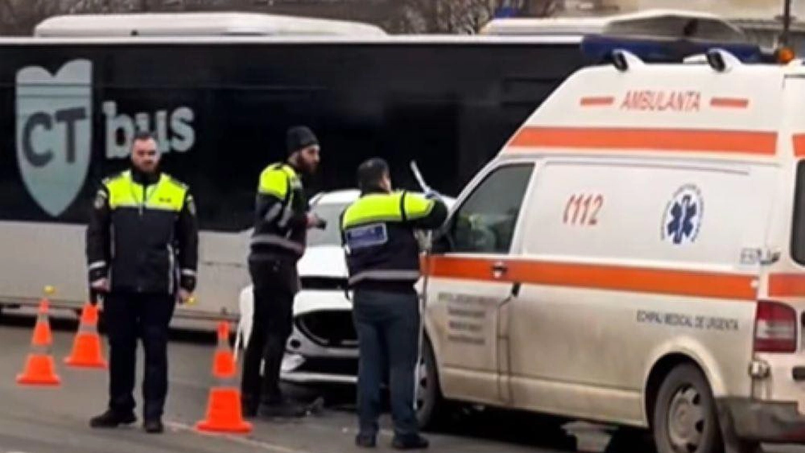 Accident rutier în care a fot implicată o ambulanță! Asistenta medicală a fost rănită!