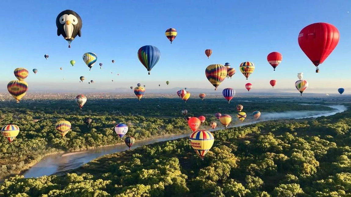 Locații spectaculoase unde te poți plimba cu un balon cu aer cald. Iată ce poți vizita în 2026