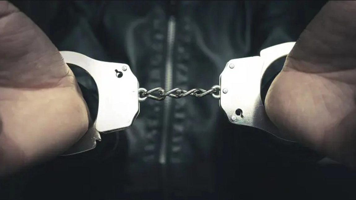 Polițiștii din Iași au încătușat doi bărbați. Aceștia au încălcat ordinele de protecție emise împotriva lor