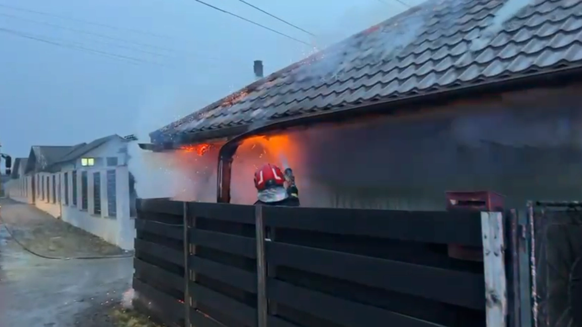 Incendiu în Iași! O casă a fost cuprinsă de flăcări