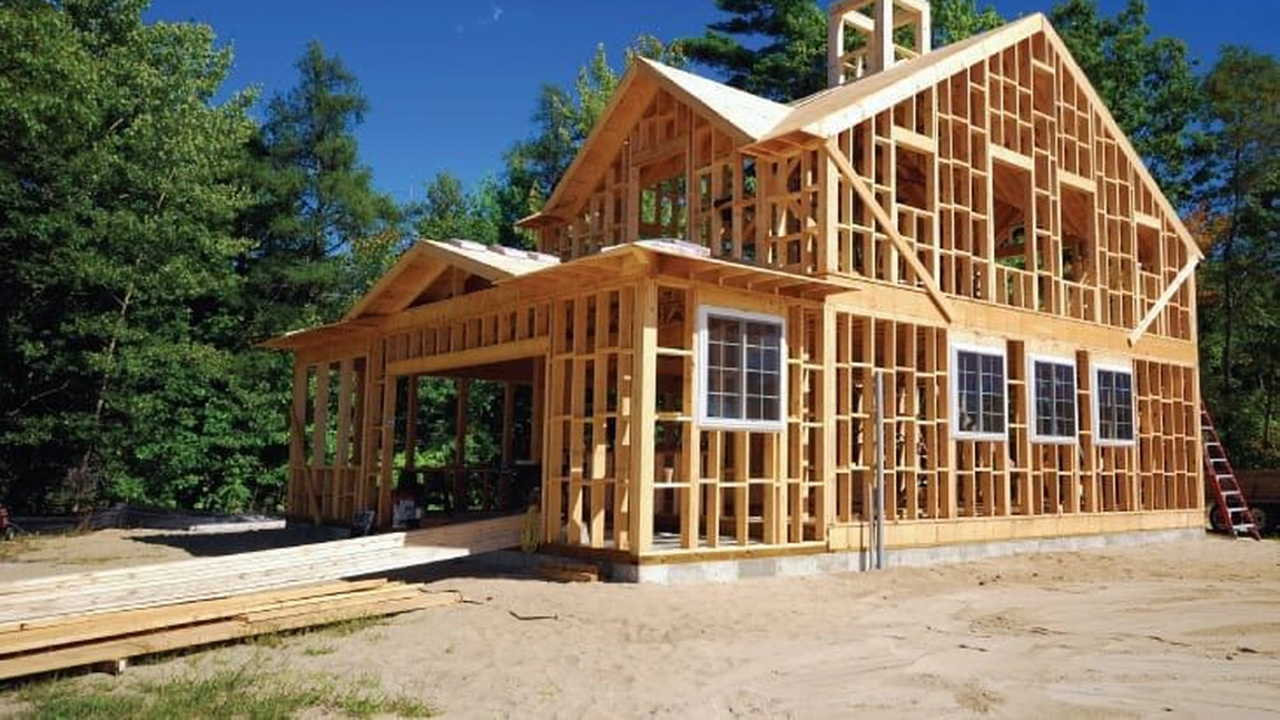 De ce să alegi o casă pe structură de lemn? Iată ce trebuie să știi înainte să începi construcția!