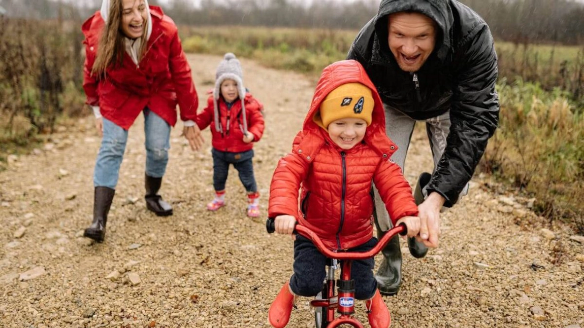 Ce bicicletă e potrivită pentru cel mic? Bicicleta cu roți ajutătoare versus bicicleta de echilibru