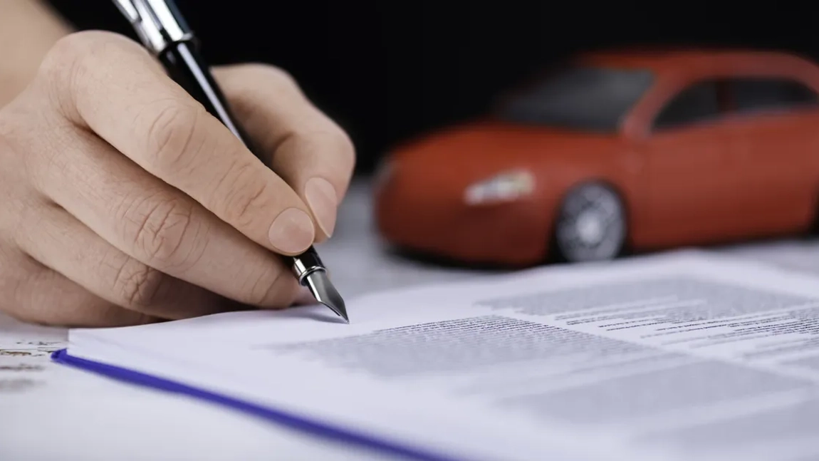 Ce conține un contract de vânzare-cumpărare auto? Iată ce trebuie să știi dacă vrei să vinzi sau cumperi o mașină!